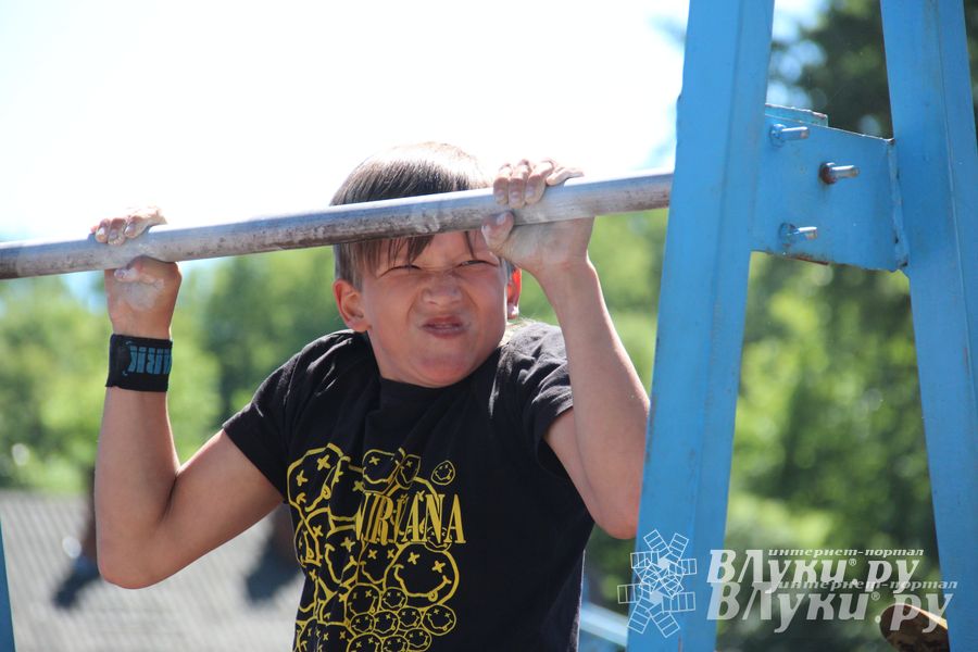 В Великих Луках состояли соревнования по подтягиванию на турнике (фото)