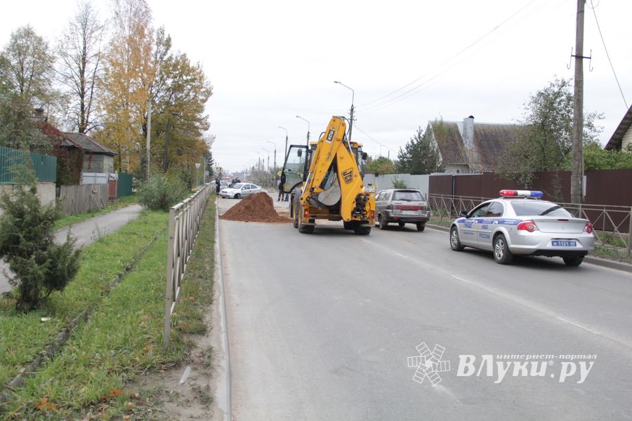 В Великих Луках неизвестный водитель, попав в ДТП, бросил автомобиль и скрылся (ФОТО)
