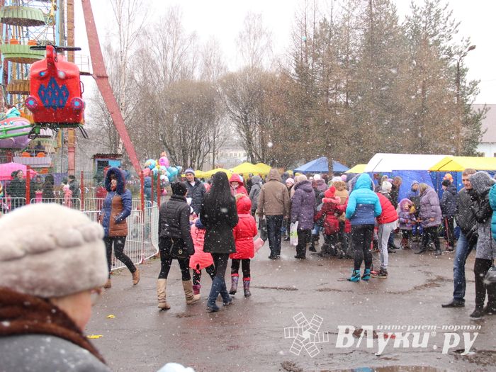 В Великих Луках сожгли Масленицу (фото)