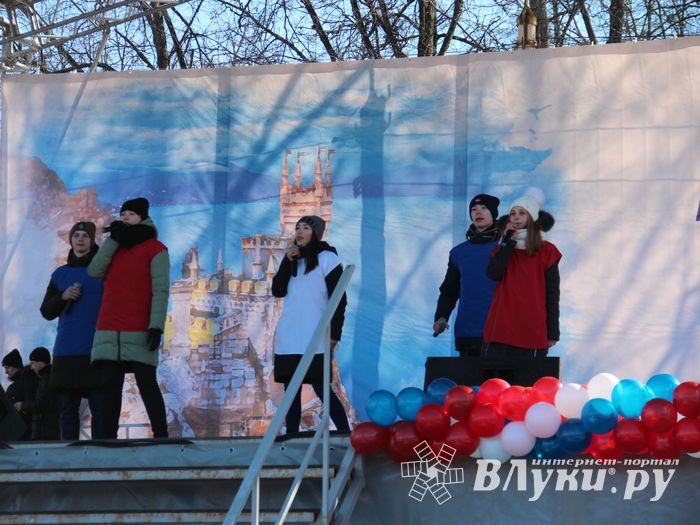 В Великих Луках празднуют День воссоединения Крыма с Россией (ФОТО)
