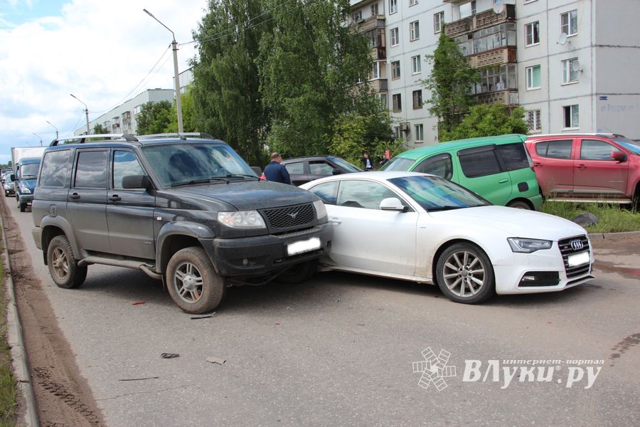 В Великих Луках произошло тройное ДТП (ФОТО)