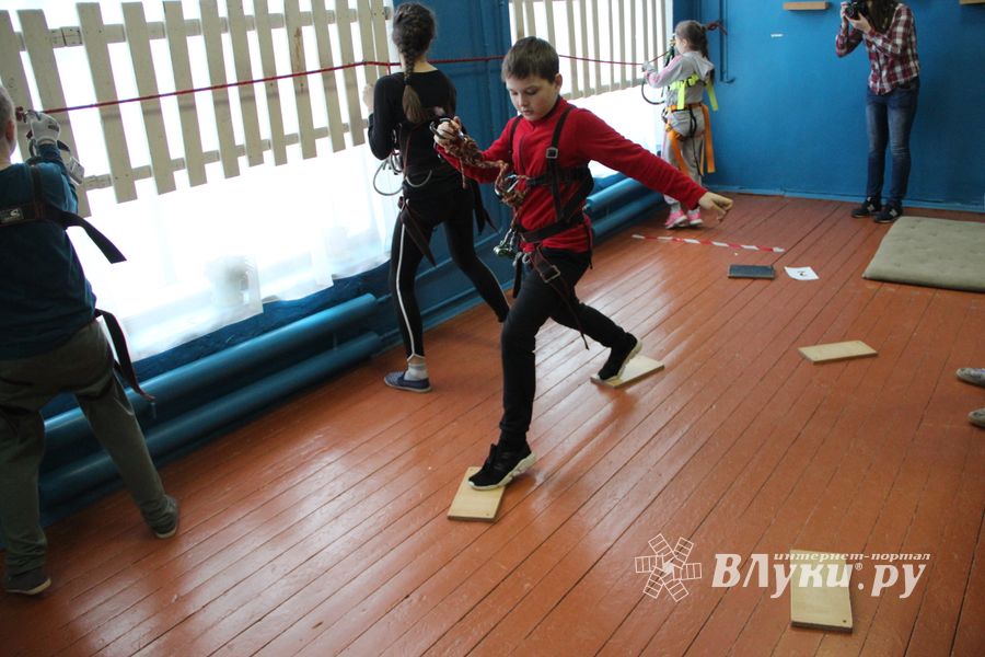 Великолукские школьники попрыгали по «кочкам»