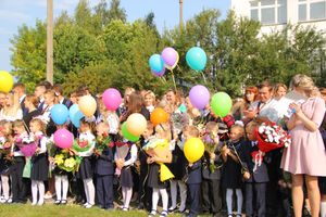 1 сентября в школах Великих Лук прошли Торжественные линейки (ФОТО)