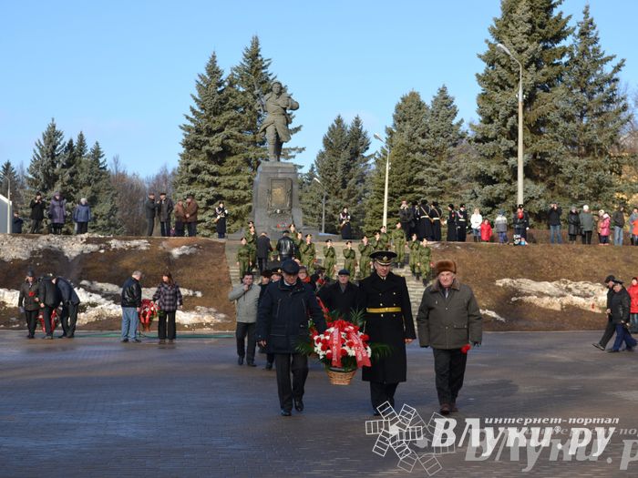 День защитника отечества в Великих Луках отметили памятным митингом и салютом