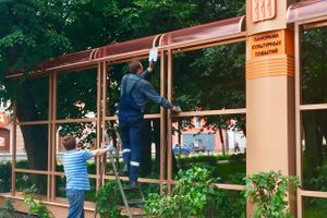 В Великих Луках продолжается монтаж «информационной доски» (ФОТО)