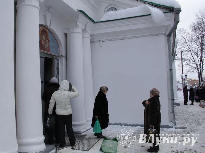 Великолучане запасаются святой водой (фото)