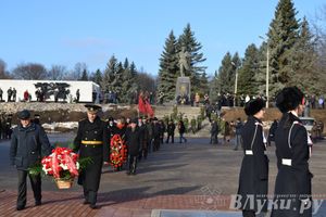 День защитника отечества в Великих Луках отметили памятным митингом и салютом