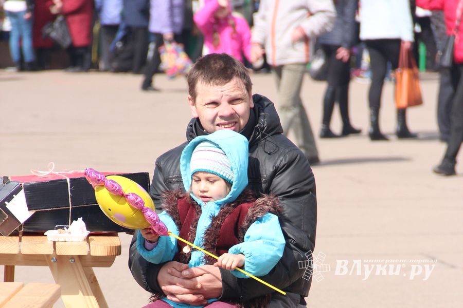В Великих Луках проходит Весенняя ярмарка
