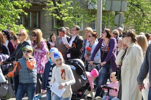 9 мая в Великих Луках. Шествие и салют