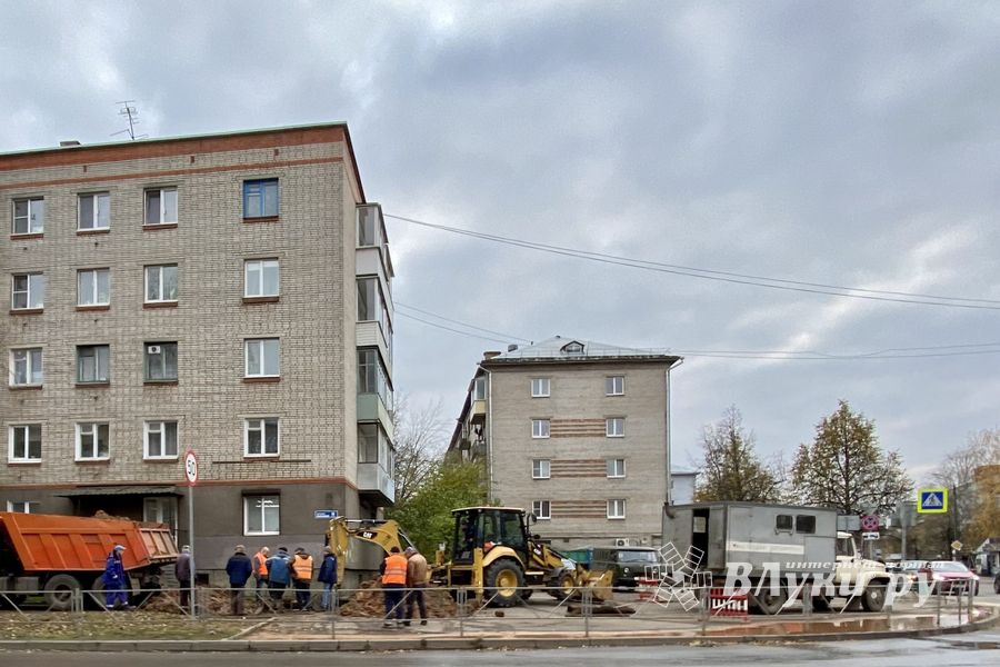 В Великих Луках на проспекте Гагарина ликвидировали прорыв в сетях водопровода (ФОТО)