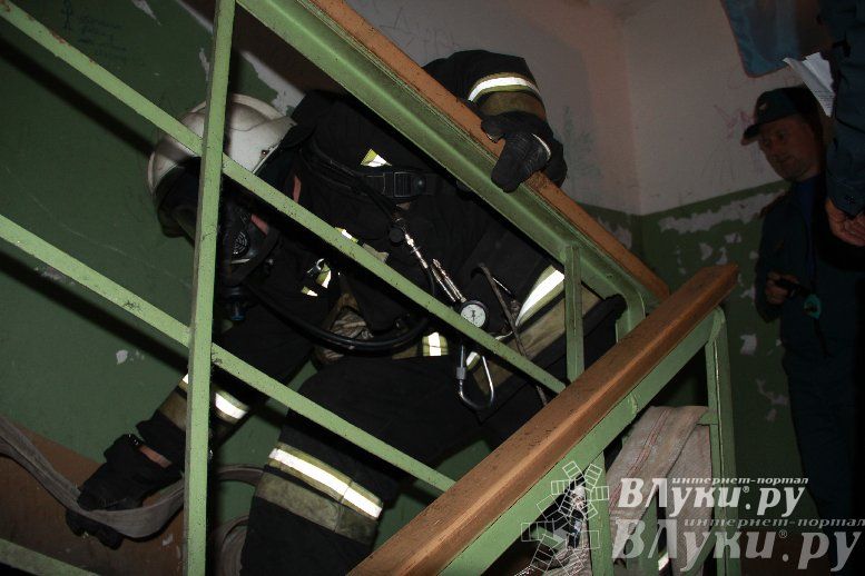 В Великих Луках прошли областные соревнования среди пожарных по спасению пострадавших