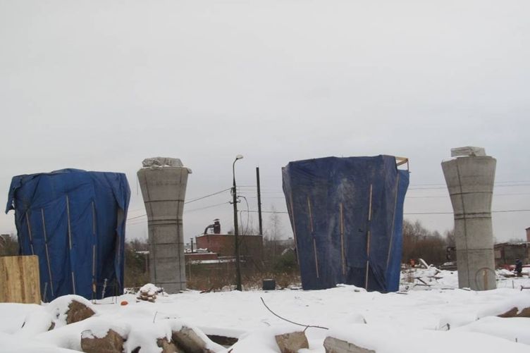 В Великих Луках продолжается строительство автодорожного путепровода через железную дорогу  (ФОТО)