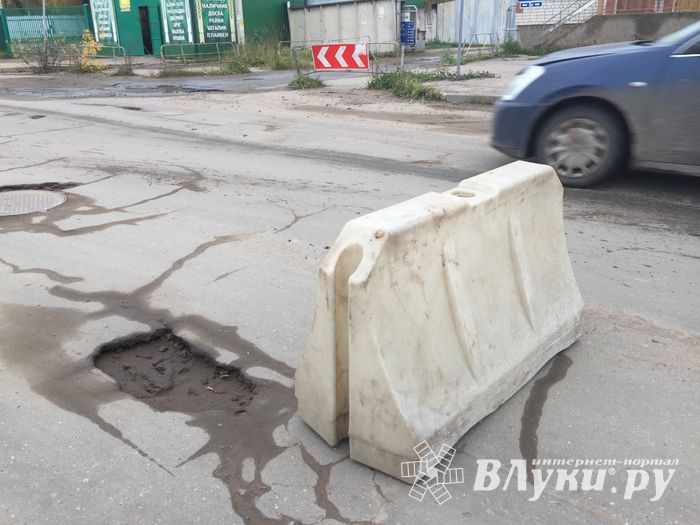 И в дождь, и в стужу бетон — на лужу (ФОТО)