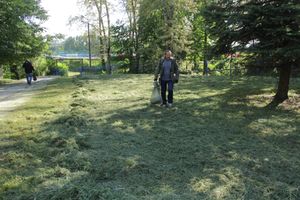 В Великих Луках убрали территорию у памятного знака рабочим ЛРЗ (ФОТО)