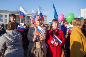 Пять тысяч жителей Пскова приняли участие в митинге по случаю воссоединения России и Крыма (фото)
