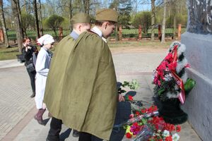 Ученики лицея №11 возложили цветы к могилам Братского кладбища (ФОТО)