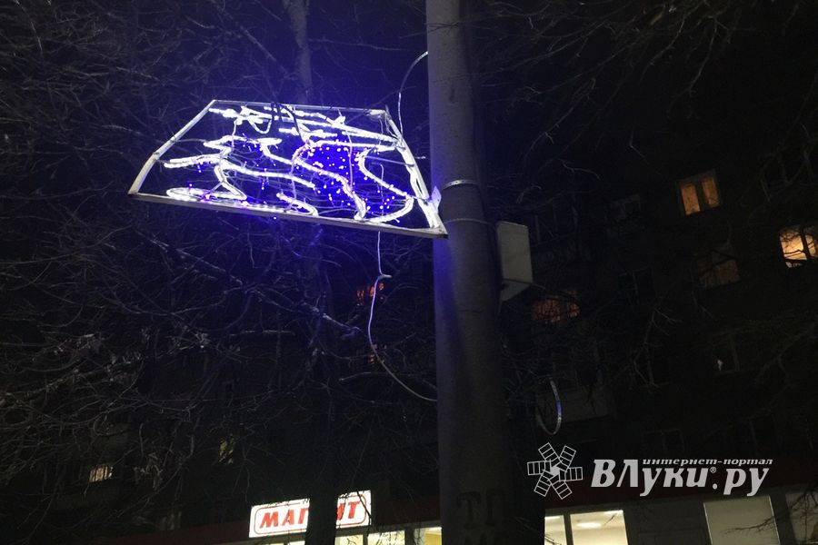 Великолукских белок не выдерживают уличные столбы (ФОТО)