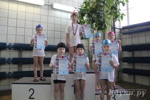 В Великих Луках прошли соревнования по плаванию «Весёлый дельфин» 