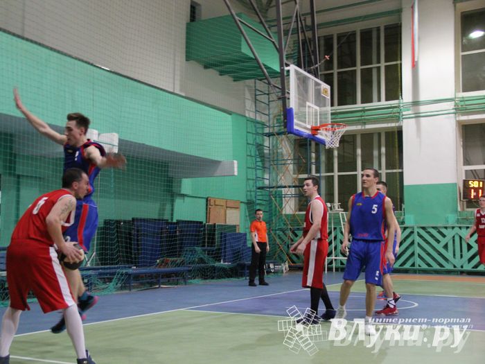 В Великих Луках проходит Открытый Чемпионат г. Великие Луки по баскетболу (фото)