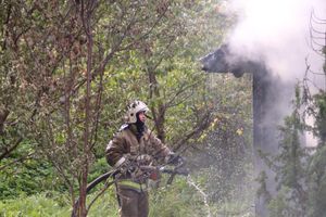 В Великих Луках пожарные тушат барак (ФОТО)