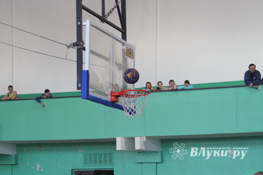 В Великих Луках прошли финальные игры Чемпионата ШБЛ «КЭС-БАСКЕТ» (фото)
