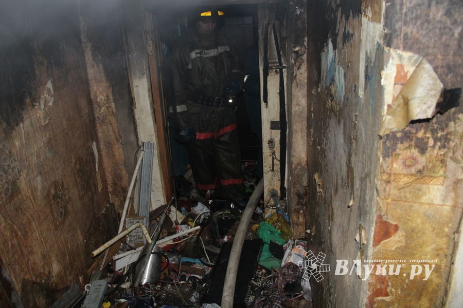 Фоторепортаж: пожар на Зверева в Великих Луках (ФОТО 18+)