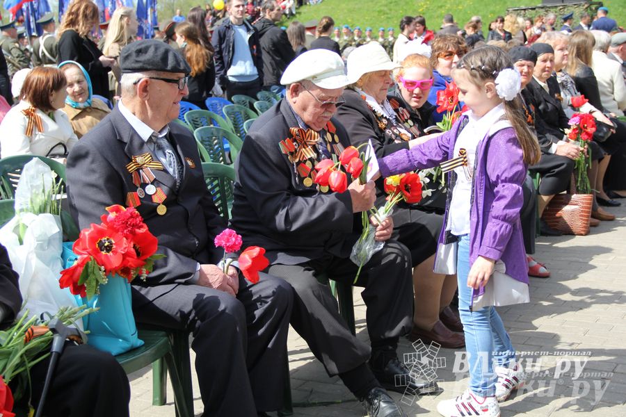 Парад Победы в Великих Луках (фото)