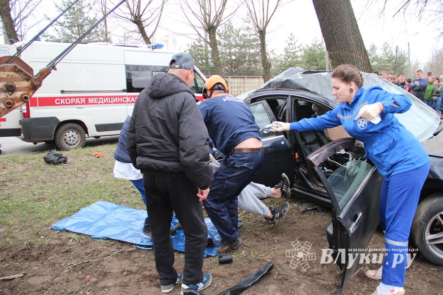 Молодого мужчину с места ДТП на пр-те Гагарина увезла скорая (ФОТО, ВИДЕО)