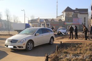 В Великих Луках столкнулись Мерседес и Мазда (фото)