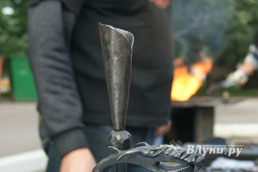 Псковский кузнечный двор на празднике Дня флага РФ в Великих Луках