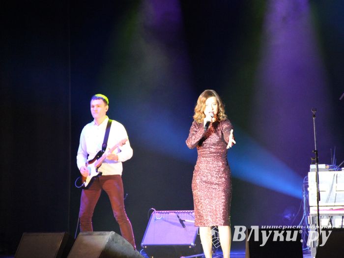 В Великих Луках состоялся концерт Юлии Савичевой (фото)