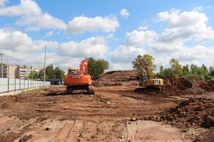 На месте строительства путепровода ведутся работы (фото)