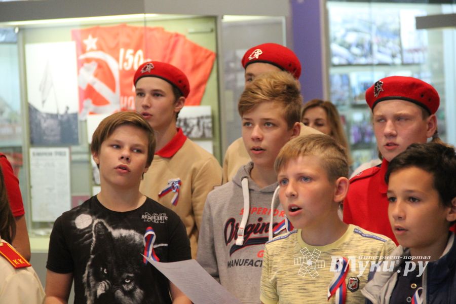 Великолучане отмечают День флага (ФОТО)