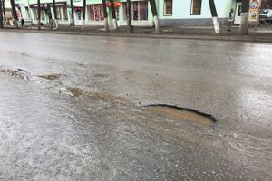 Великие Луки проваливаются в люки (ФОТО)