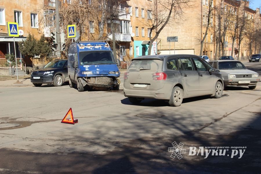 В Великих Луках произошло ДТП (ФОТО)