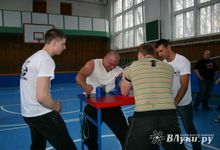 В соревнованиях по армрестлингу победили дети