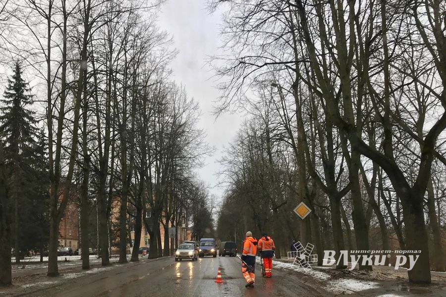 На ул. Пушкина в Великих Луках идет ямочный ремонт (ФОТО)