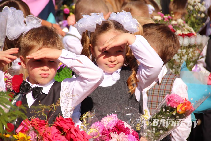 Самую многочисленную школу Великих Лук пополнили 116 первоклассников (ФОТО)