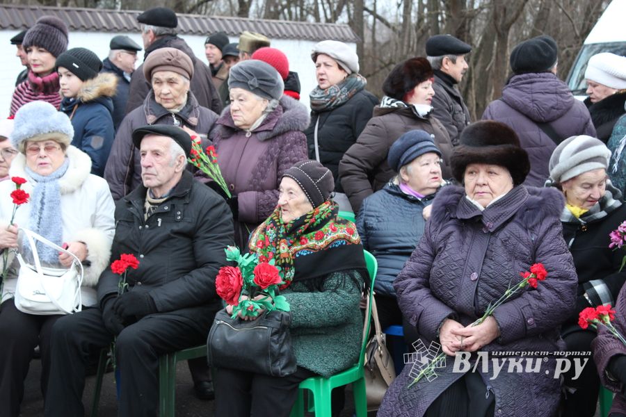 Родственники погибших солдат приняли участие в возложении цветов в Великих Луках