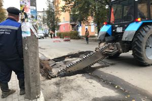 Из-за аварии водопровода перекрыт участок улицы Л. Толстого в Великих Луках (ФОТО)