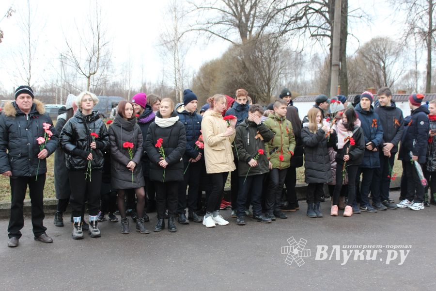 Родственники погибших солдат приняли участие в возложении цветов в Великих Луках