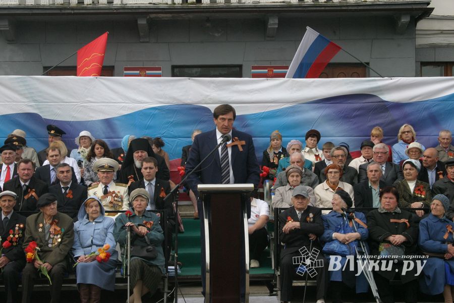 В Великих Луках прошел Военный парад