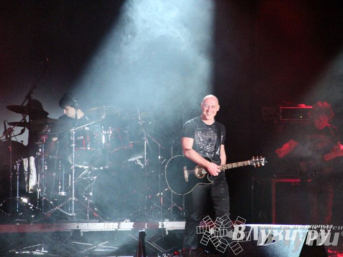 В Великих Луках состоялся концерт Дениса Майданова