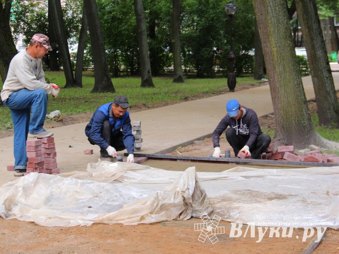 В Великих Луках сажают, стригут и красят (ФОТО)