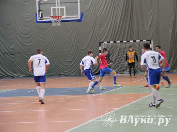 В Великих Луках продолжается Первенство города по мини-футболу (фото)