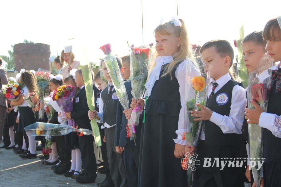 В Великих Луках торжественно встретили День знаний (ФОТО)
