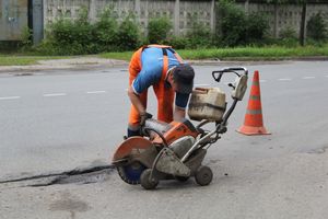 В Великих Луках начался ямочный ремонт на ул. Нелидовской (ФОТО)
