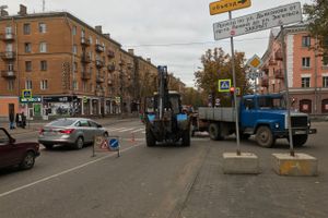 На центральном перекрёстке Великих Лук затруднено движение (ФОТО)