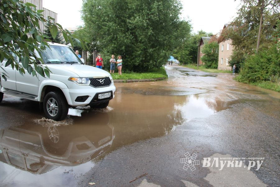 Серьёзная авария на водопроводе в Великих Луках (ФОТО; ВИДЕО)