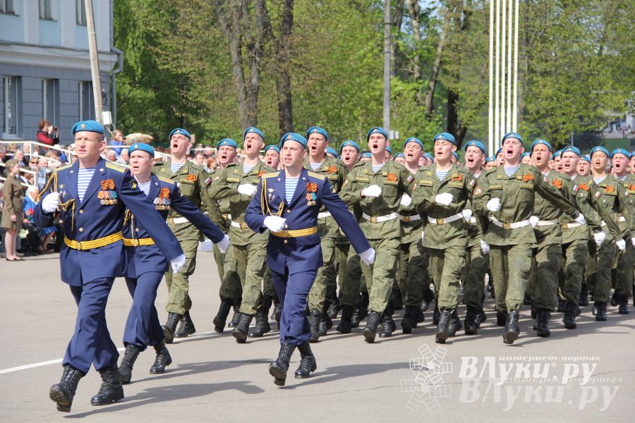 Парад Победы в Великих Луках (фото)